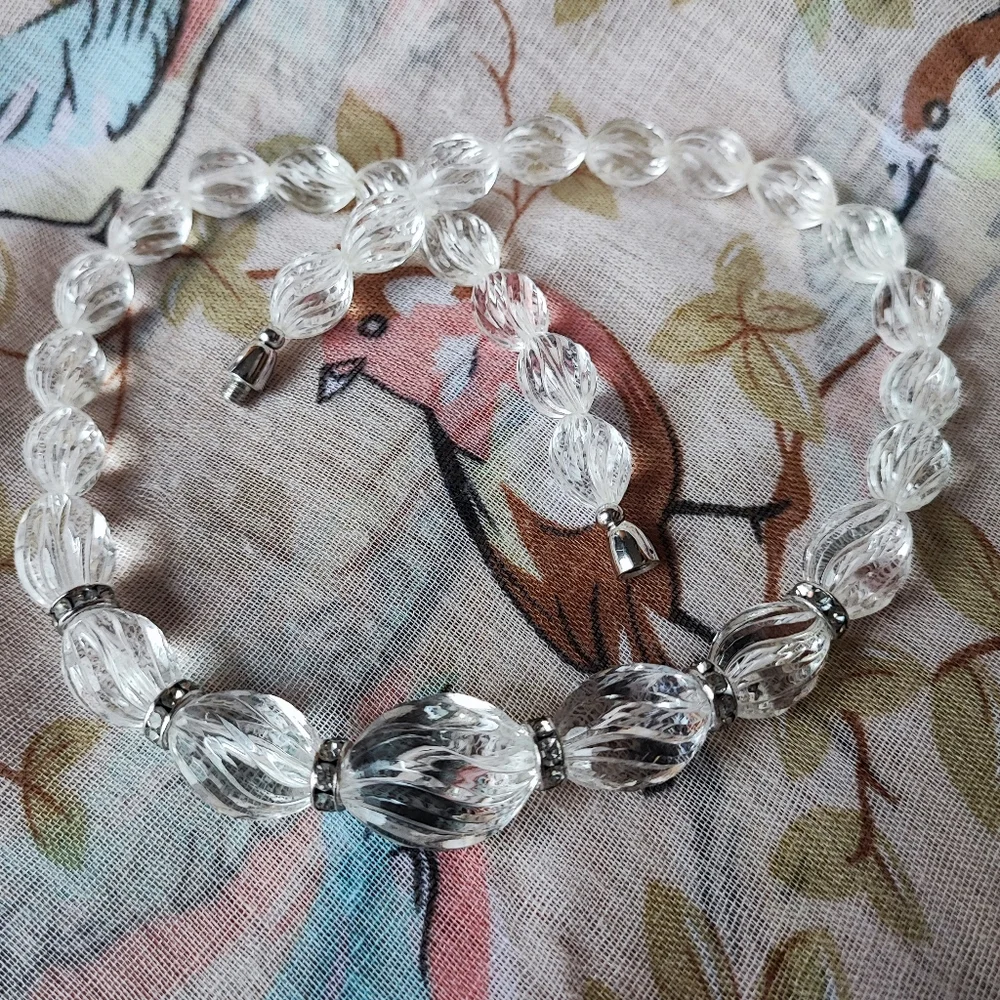 Clear Wavy Ribbed Lucite Graduated Beaded Vintage Necklace Screw Barrel Clasp